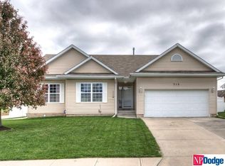 713 Ruby Rd, Papillion, NE 68133