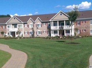 27 Mayfair Gdns APT 2H, Commack, NY 11725