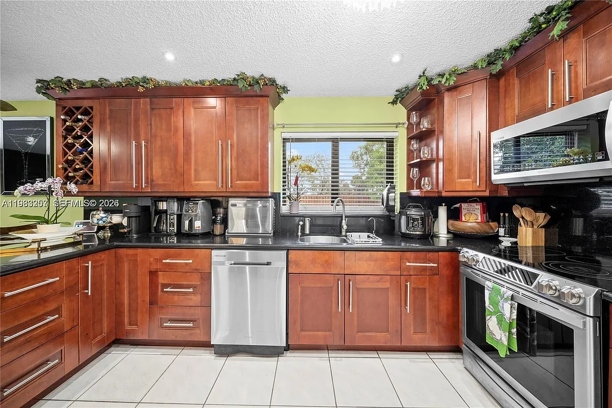 Building Photo - 2481 N Riverdale Dr N