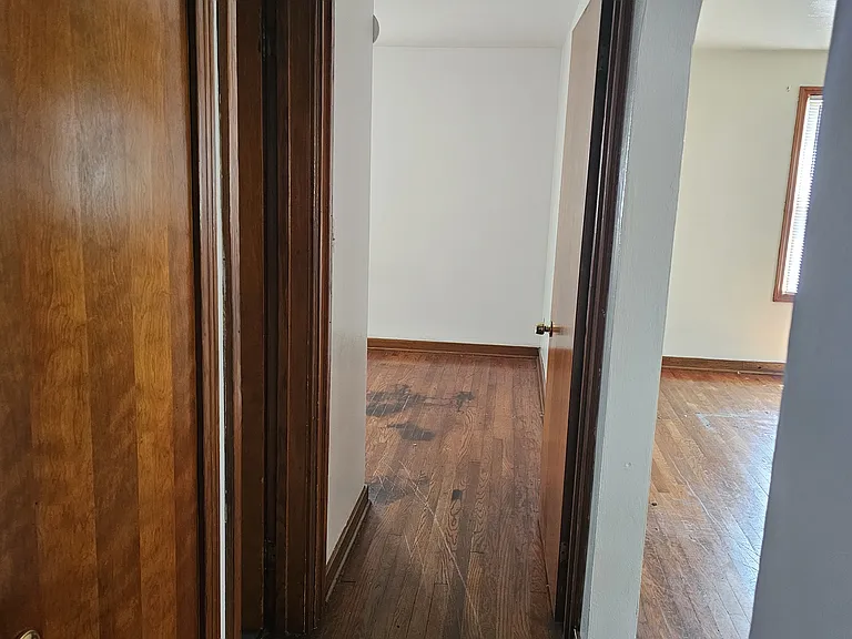 344 1/2 W College St — Photo 6