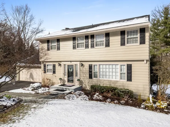 2401 Lynnhurst Dr, Vestal, NY 13850