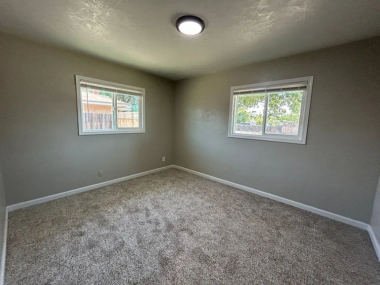 1404 Grape Ave — Photo 9