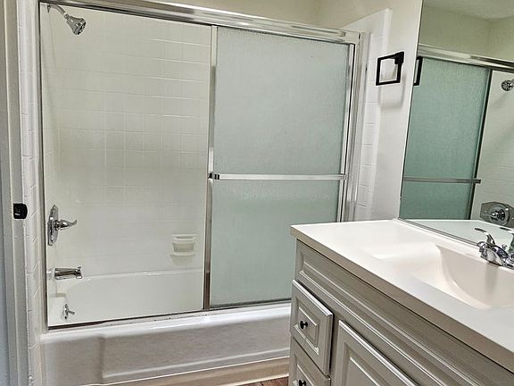 2nd image of 1621 Veteran Ave APT 9
