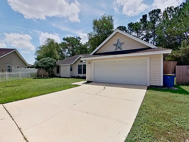 12958 Medford Ln — Photo 2