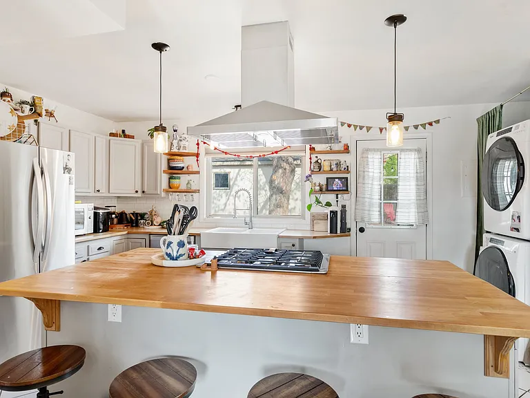 2219 Farragut Ave — Photo 10