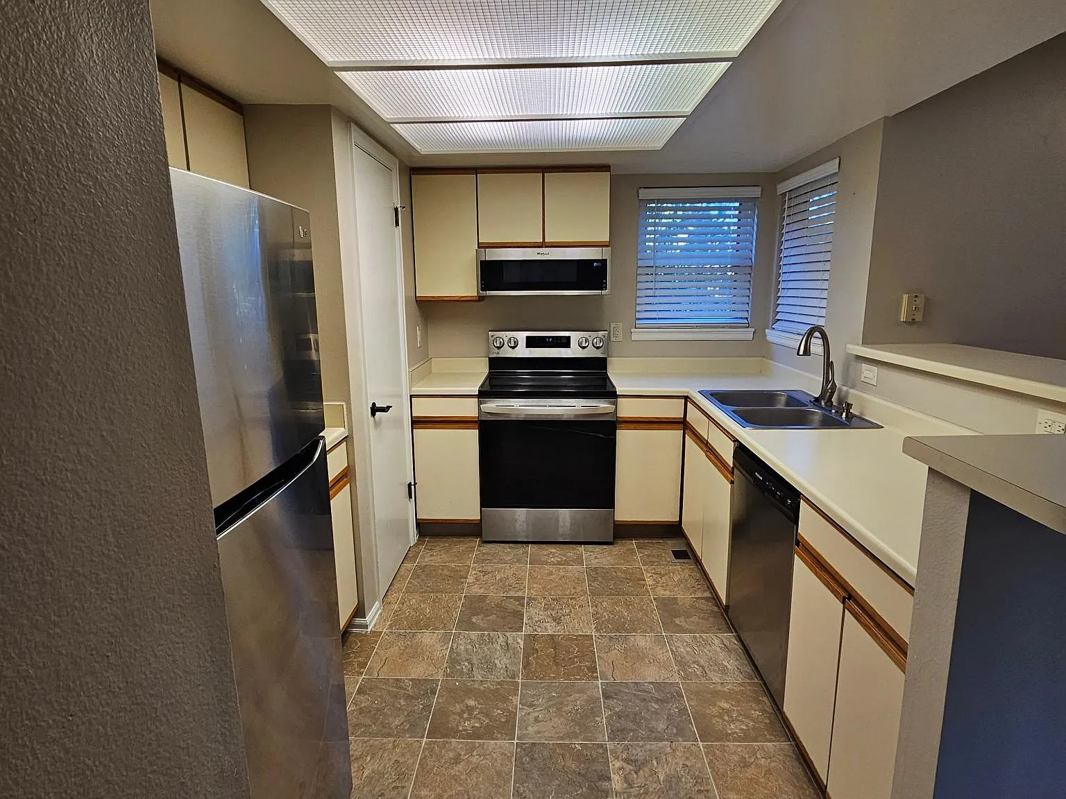 2 bed, 984 sqft, $1,717 — Photo 3