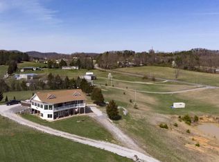 1435 Squire Fox Rd, Dandridge, TN 37725