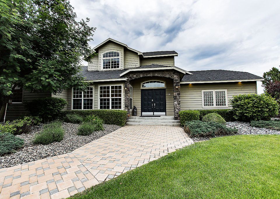 Perfectly landscaped entry