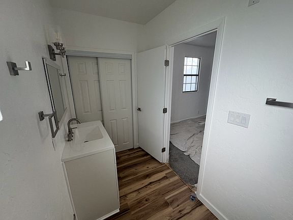 5th image of 1035 W Main St