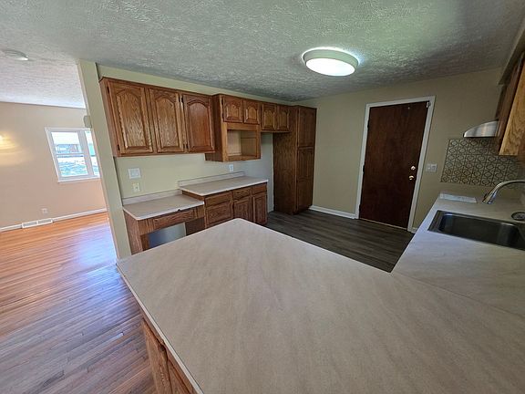 3rd image of 32 Golden Rod Ln