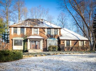 1237 Berkshire Dr, Macedonia, OH 44056
