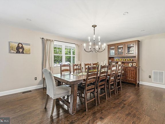 4th image of 20 N Cervetto Rd