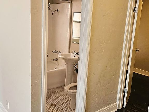 5th image of 407 S Kenmore Ave APT 209