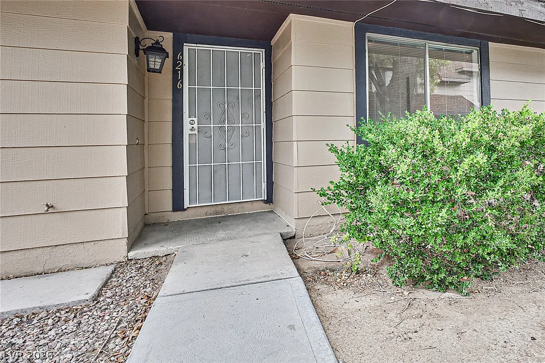 3 bed, 2.0 bath, 1068 sqft, $1,750 — Photo 1