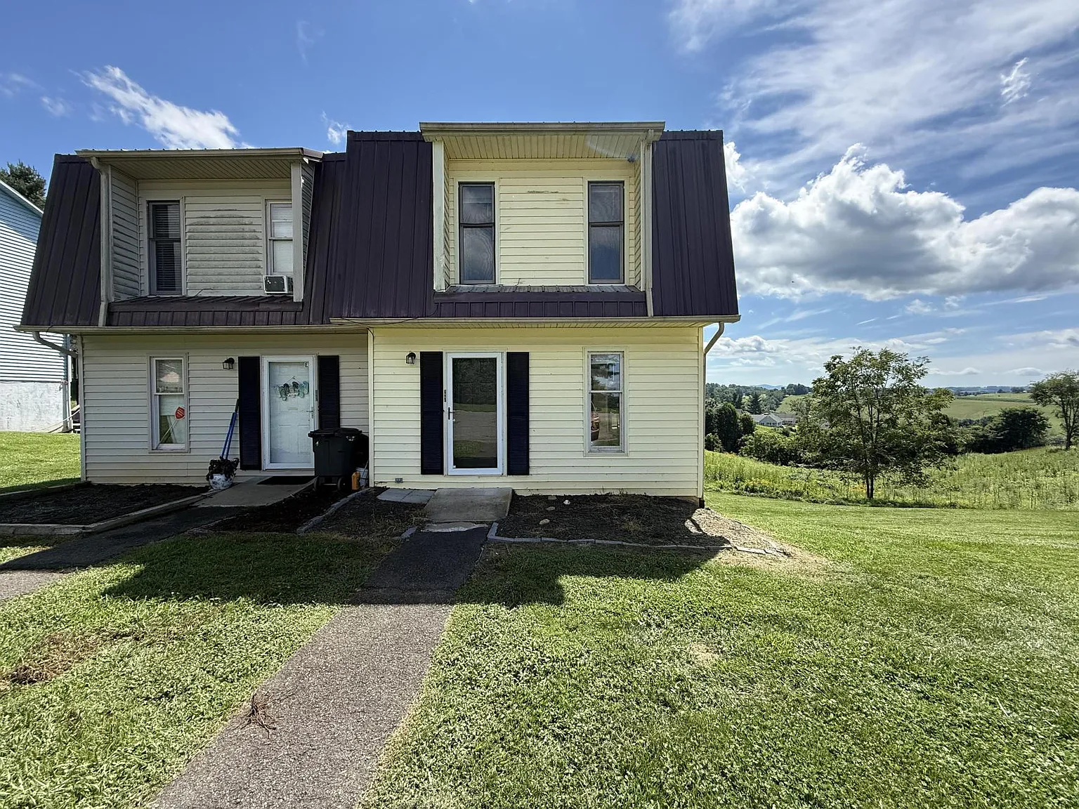 2 bed, 1.5 bath, $950 — Photo 1