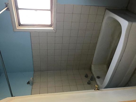 5th image of 136 E Hampshire St
