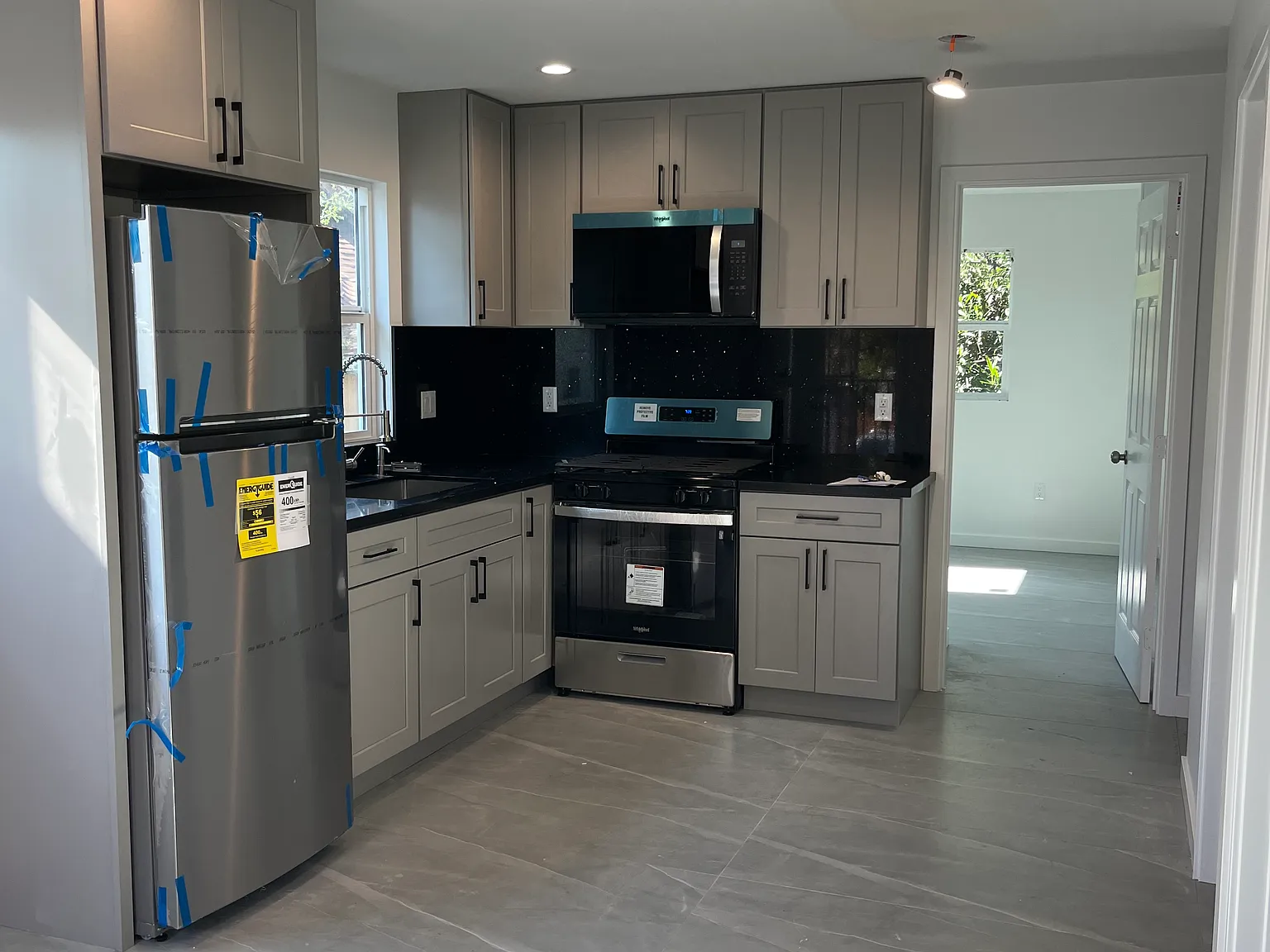 3 bed, 850 sqft, $2,700 — Photo 1