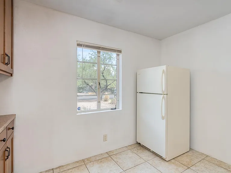 1120 E Waverly St — Photo 14