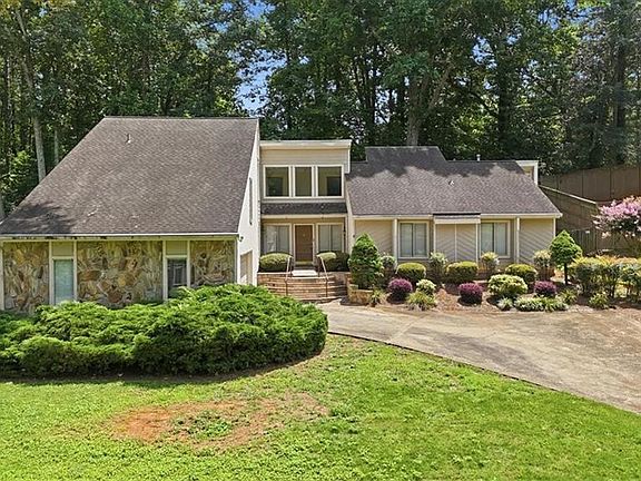 3rd image of 26 Latimer Ln NE