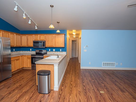 3rd image of 100 Oakwood Ct