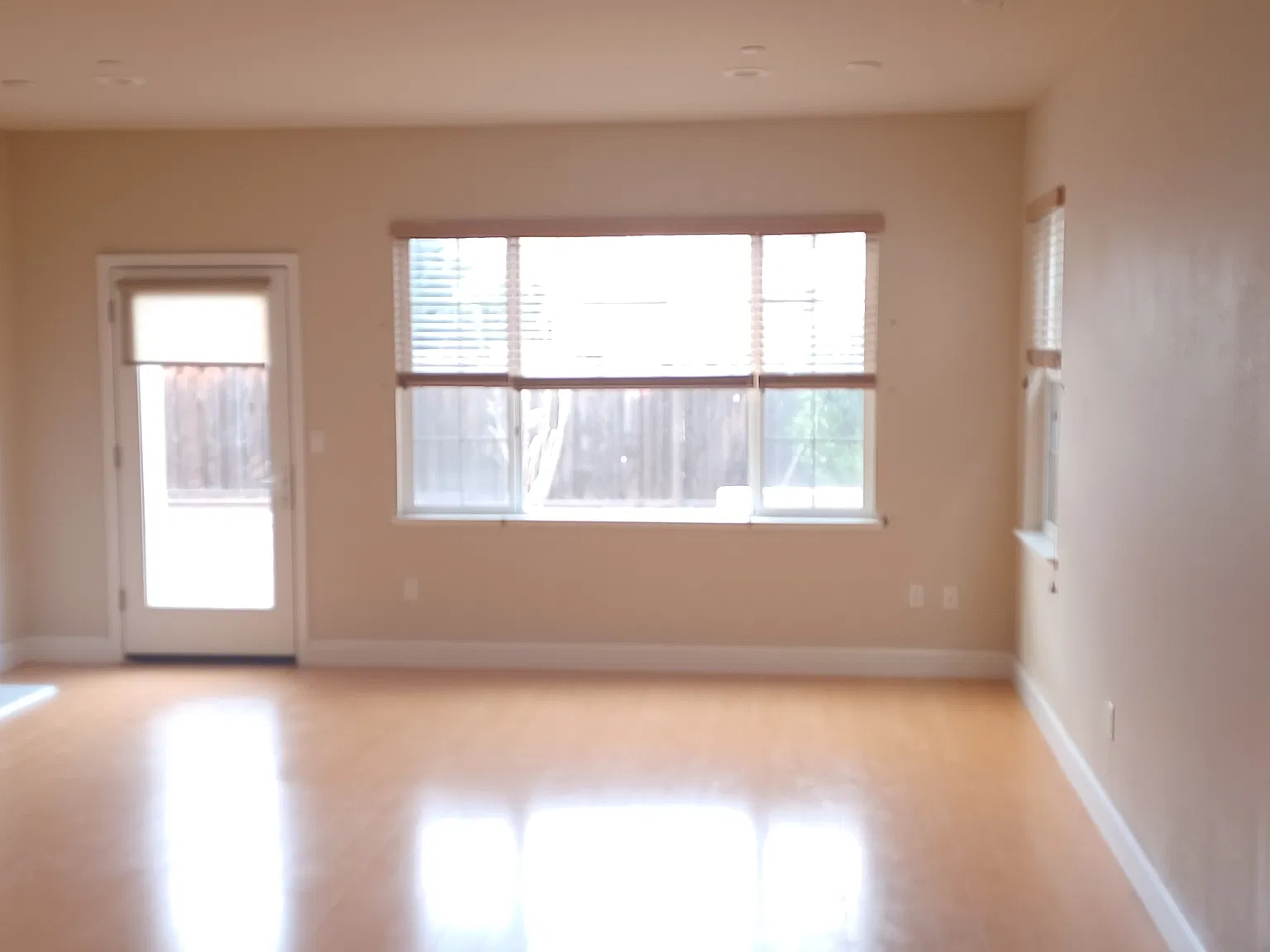 5 bed, 2808 sqft, $3,250 — Photo 2