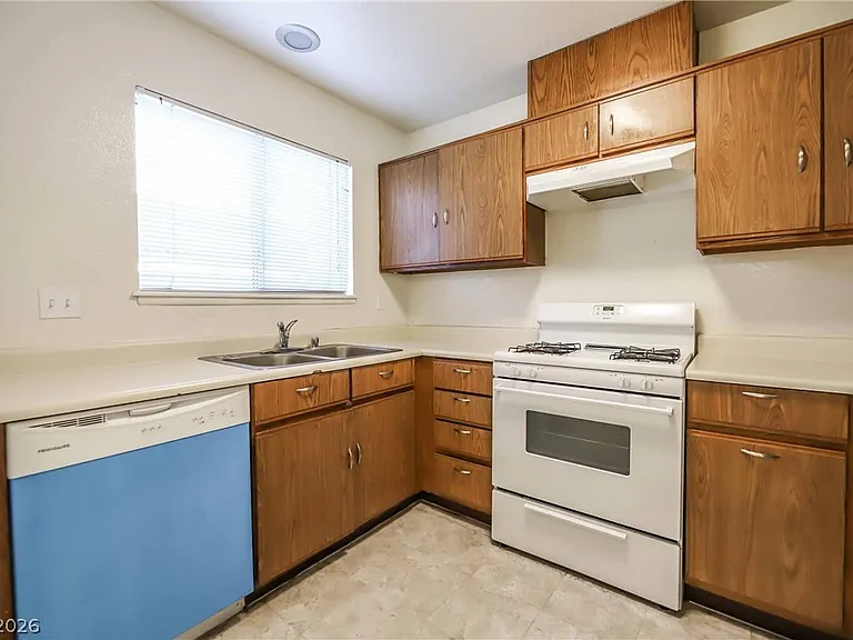 566 Kristin Ln — Photo 6
