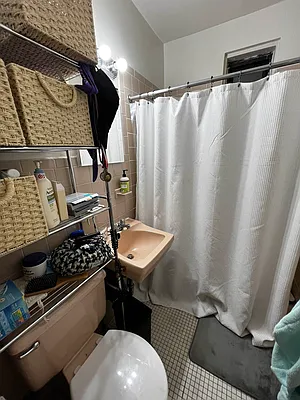 Rented by Salon Realty Corp | media 9
