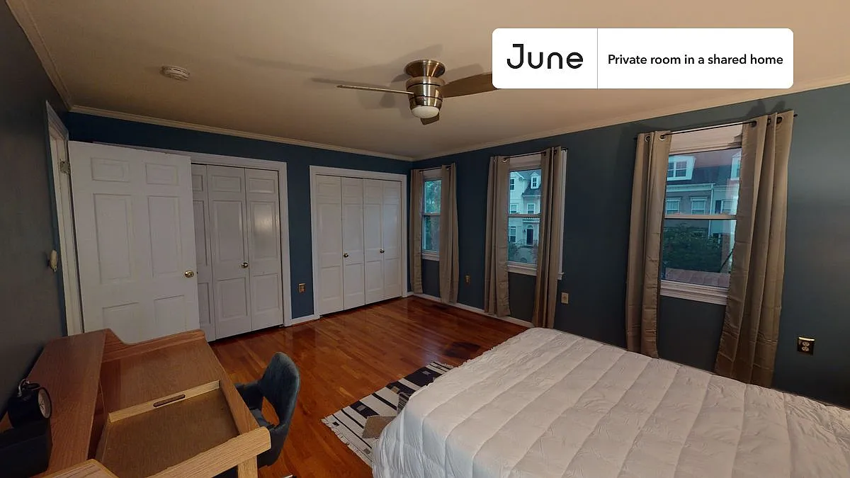 Queen bedroom in 7 bed/4 bath home in Southwest Waterfront #526 G — Photo 3