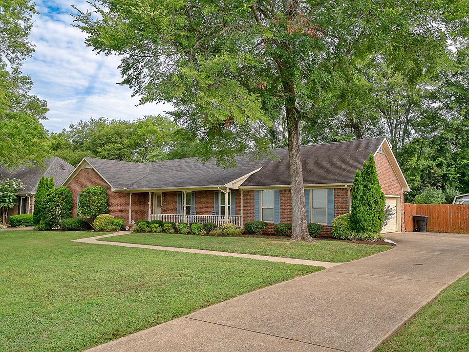 1st image of 718 Majesty Dr