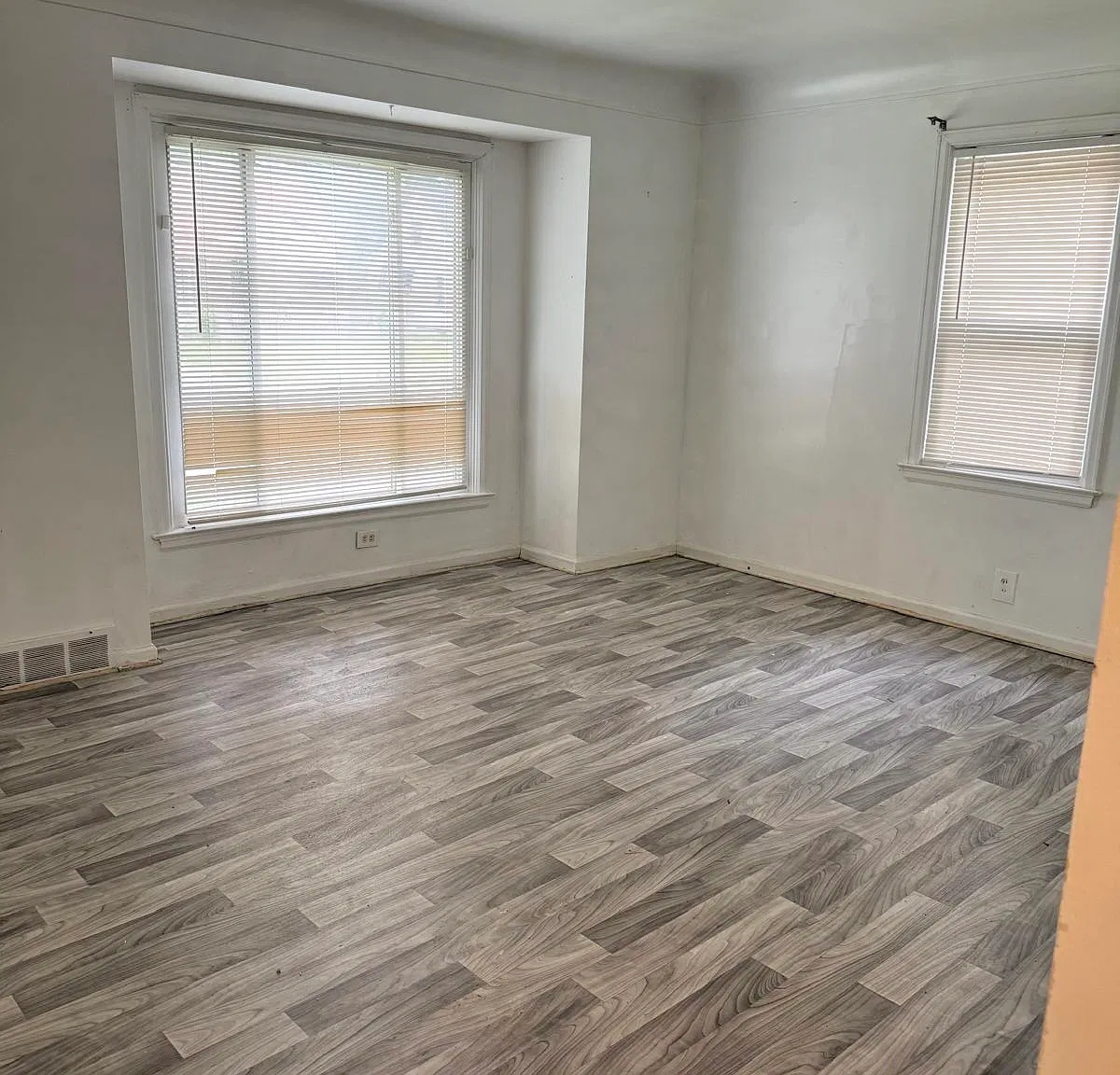 3 bed, 1.5 bath, 1550 sqft, $1,000 — Photo 2