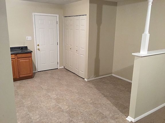3rd image of 296 Marchmont Dr