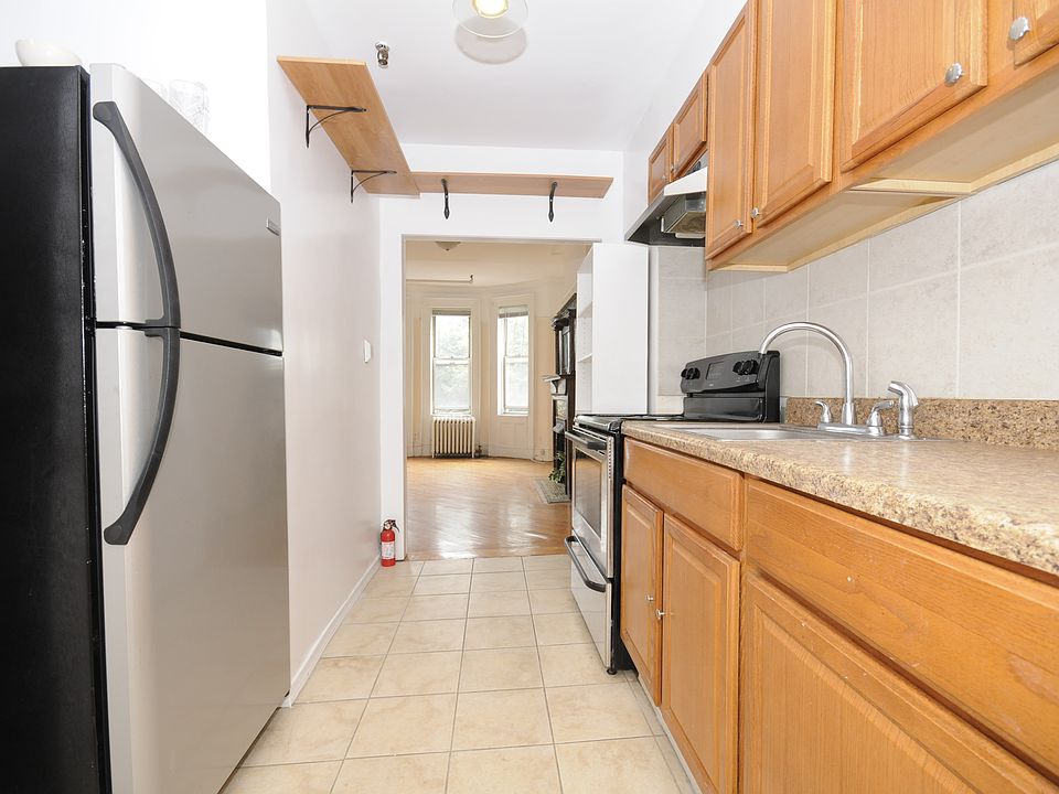 2nd image of 8 Saint Francis Pl #3