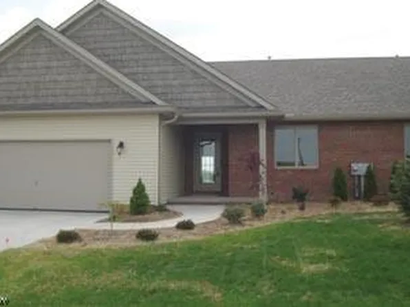 1154 Pine Bluff Dr NE, New Philadelphia, OH 44663