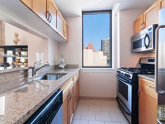 2nd image of 250 E 30th St APT 8A