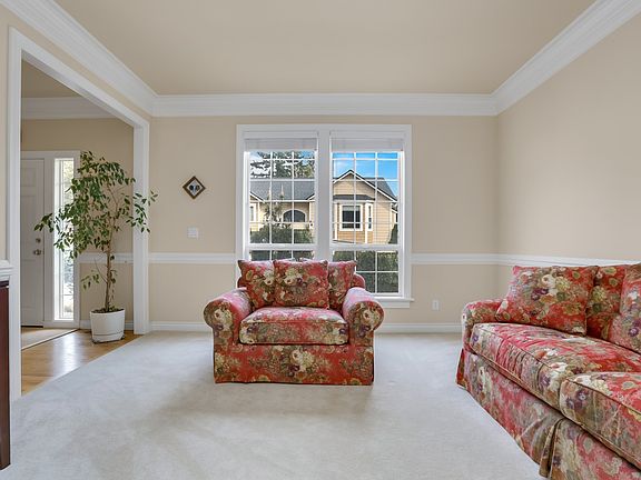 3rd image of 915 NE 172nd Pl