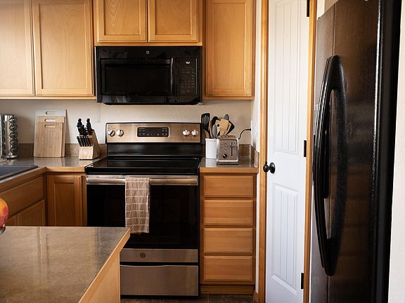 Clean Kitchen - All new utensils, new toaster, new blender, new coffee maker / Keurig, new Stainless refrigerator (not pictured yet), Delta Faucet and Whirlpool microwave