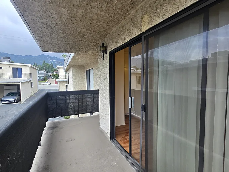 2474-2492 Montrose Ave #5 — Photo 5