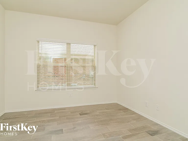 1045 N Churchill Dr — Photo 4