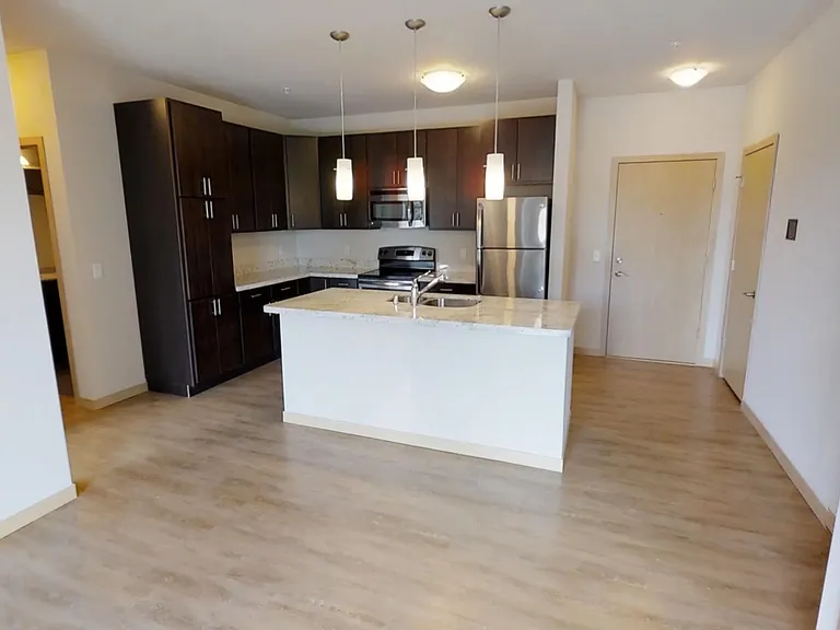 902 Drake St — Photo 68