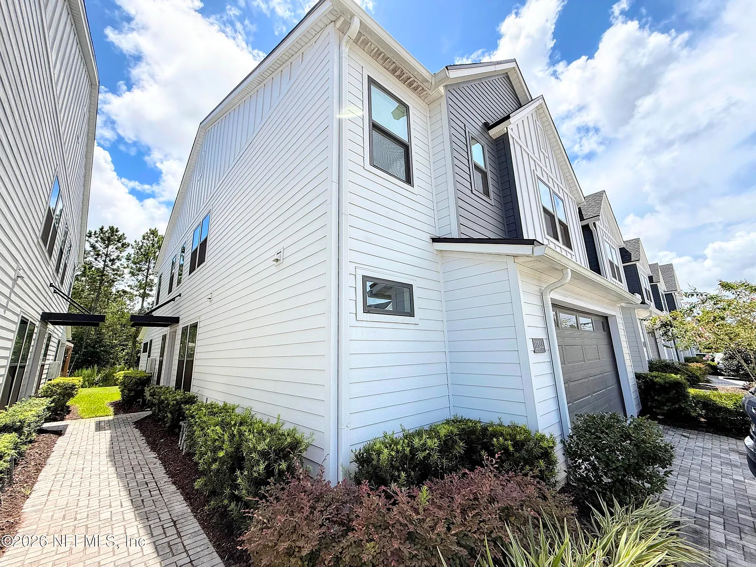 4 bed, 3.5 bath, 2500 sqft, $3,395 — Photo 2
