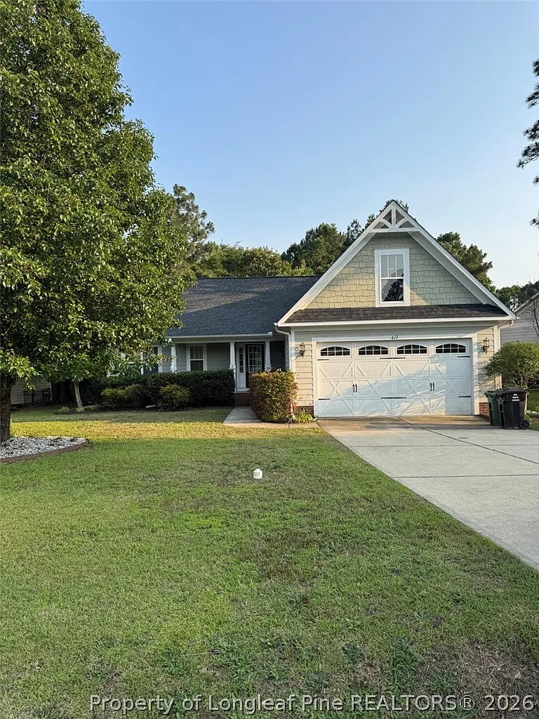 3 bed, 2.0 bath, 2571 sqft, $1,900 — Photo 1
