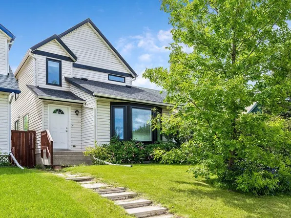 15 NE Woodmont Grn SW, Calgary, AB T2W 4Z3