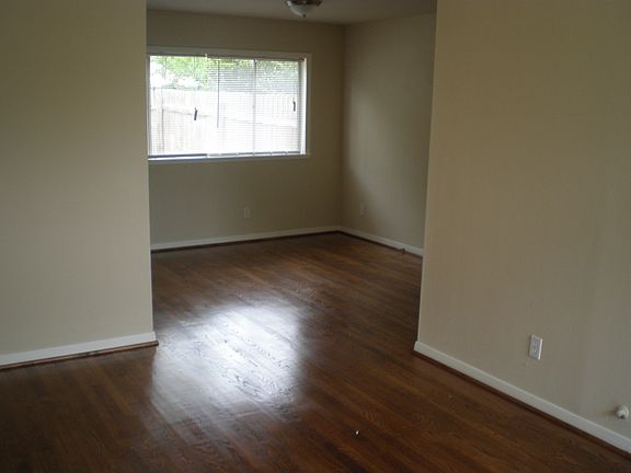 3rd image of 4215 Tavenor Ln