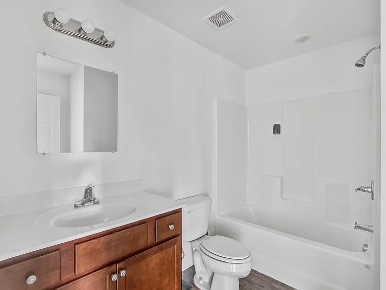 Hemingway Apartments — Photo 12