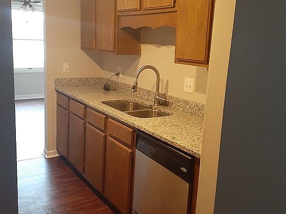 4th image of 2825 Lake Forest Dr