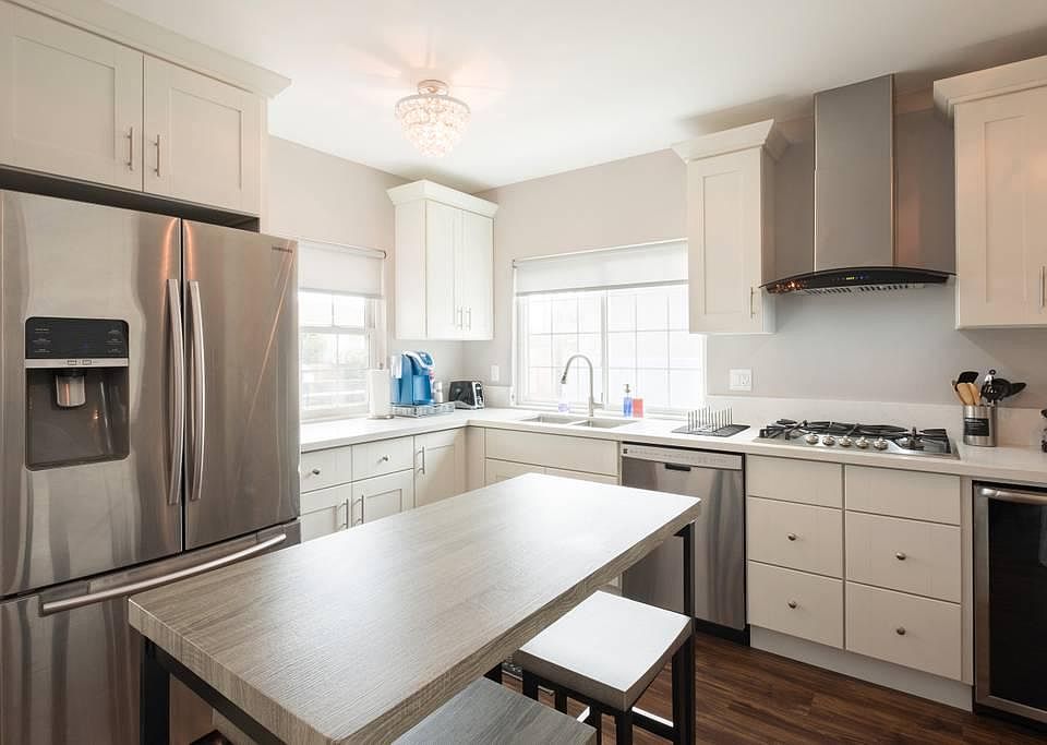 1st image of 3258 N Park Way #1