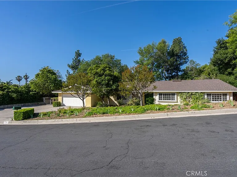 11761 Encino Ave — Photo 42
