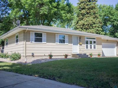 1613 S Riverdale Rd, Sioux Falls, SD, 57105