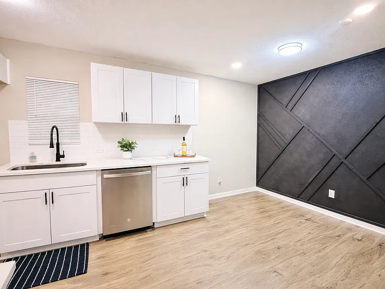 215 E Lubbock St — Photo 5