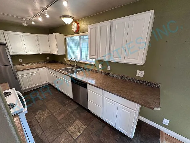 635 SE Juniper Ct E — Photo 6